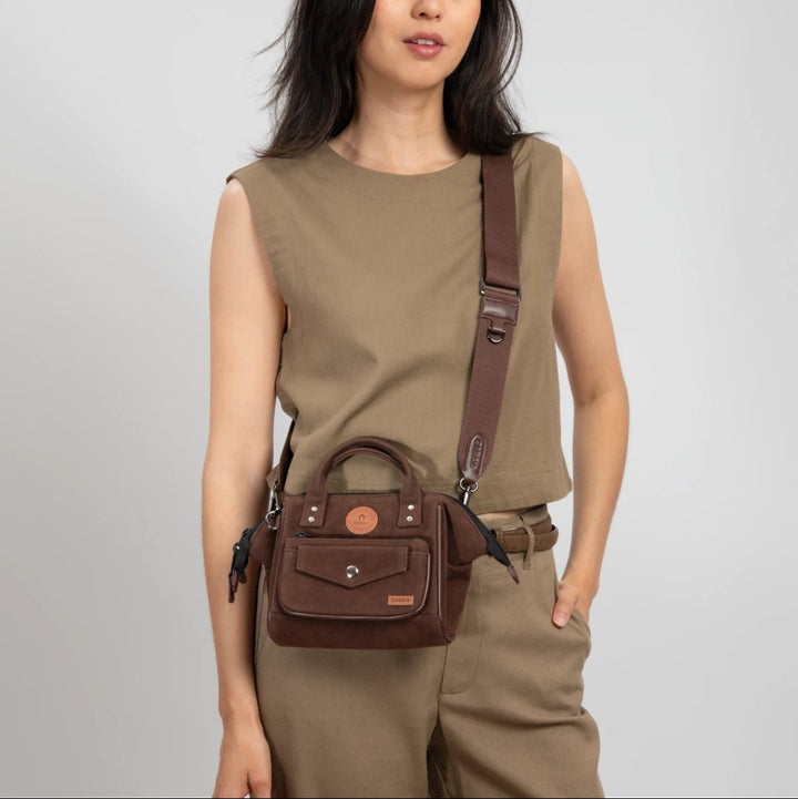 Petit sac bandoulière crossbody small en velours marron Burlington Cabaia
